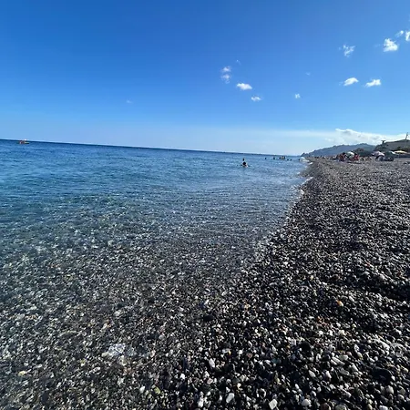 Houseventidue Vacation Beachfront * Roccalumera